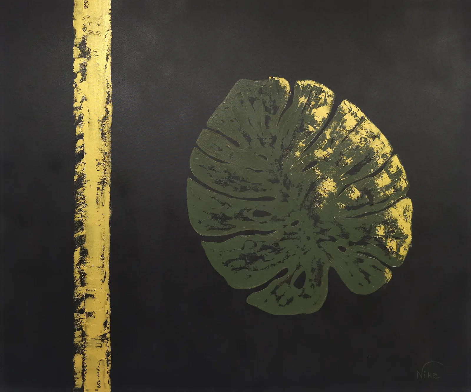 Adam's Leaf de frente: faixa dourada à esquerda e folha de costela-de-adão verde-oliva com dourado sobre fundo preto