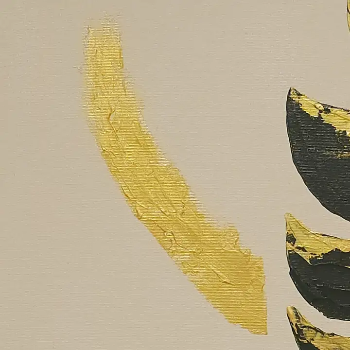 Close do traço dourado à esquerda, com a textura da pincelada