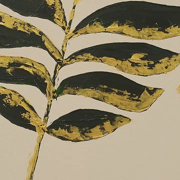 Close das folhas verde-escuras com bordas douradas e a trama da tela