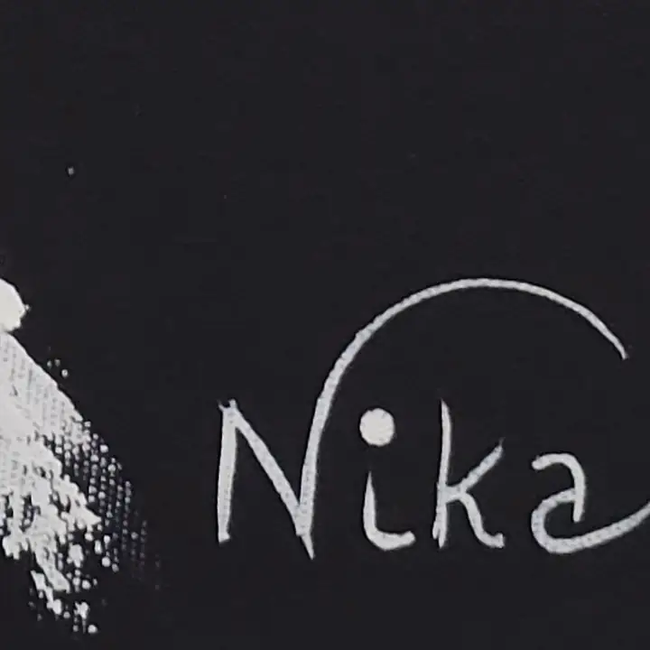 Close da assinatura Nika em branco no canto da tela