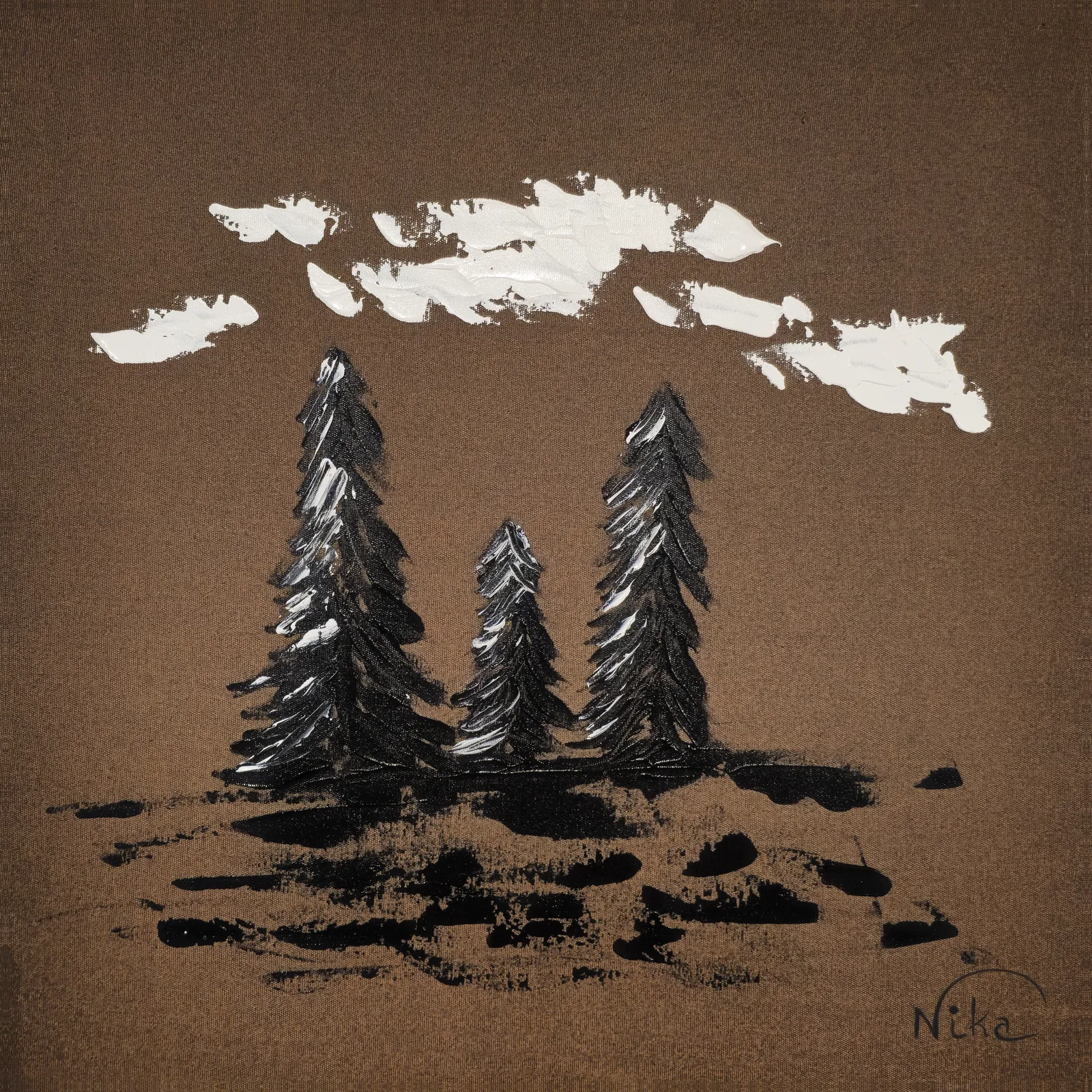 Elegant Trees de frente: três pinheiros pretos com toques brancos sob nuvens brancas, sobre fundo marrom, assinatura Nika em preto no canto inferior direito