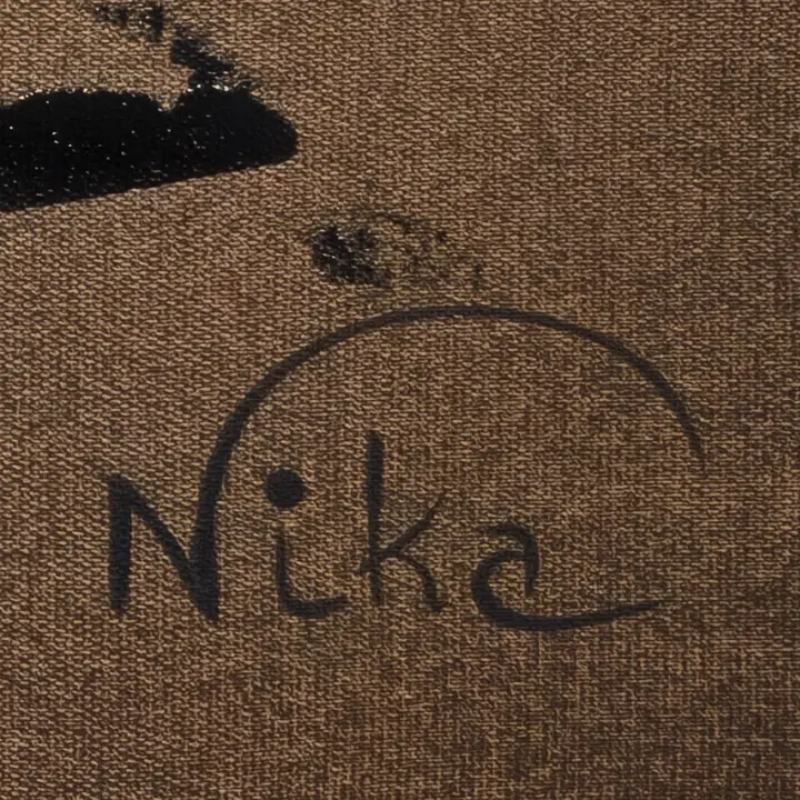Close da assinatura Nika em preto no canto da tela