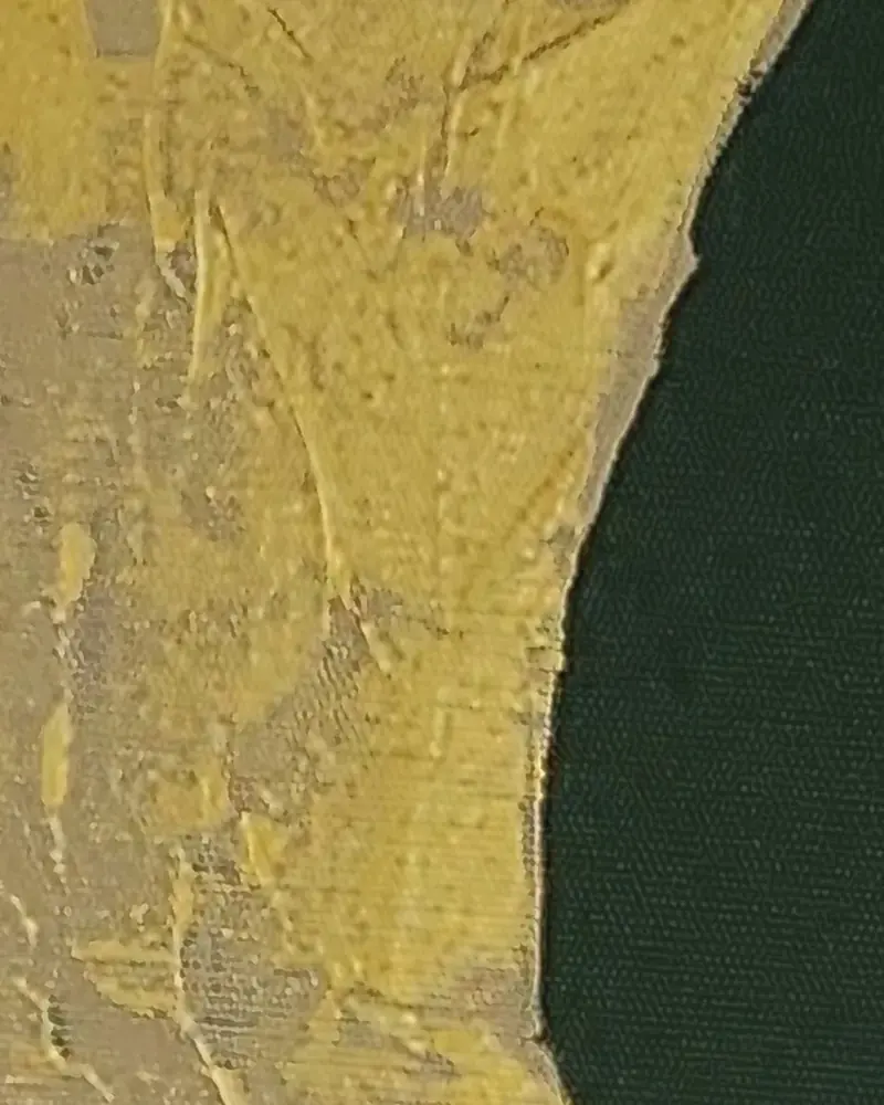 Recorte da folha em bege e dourado, na cor de referência