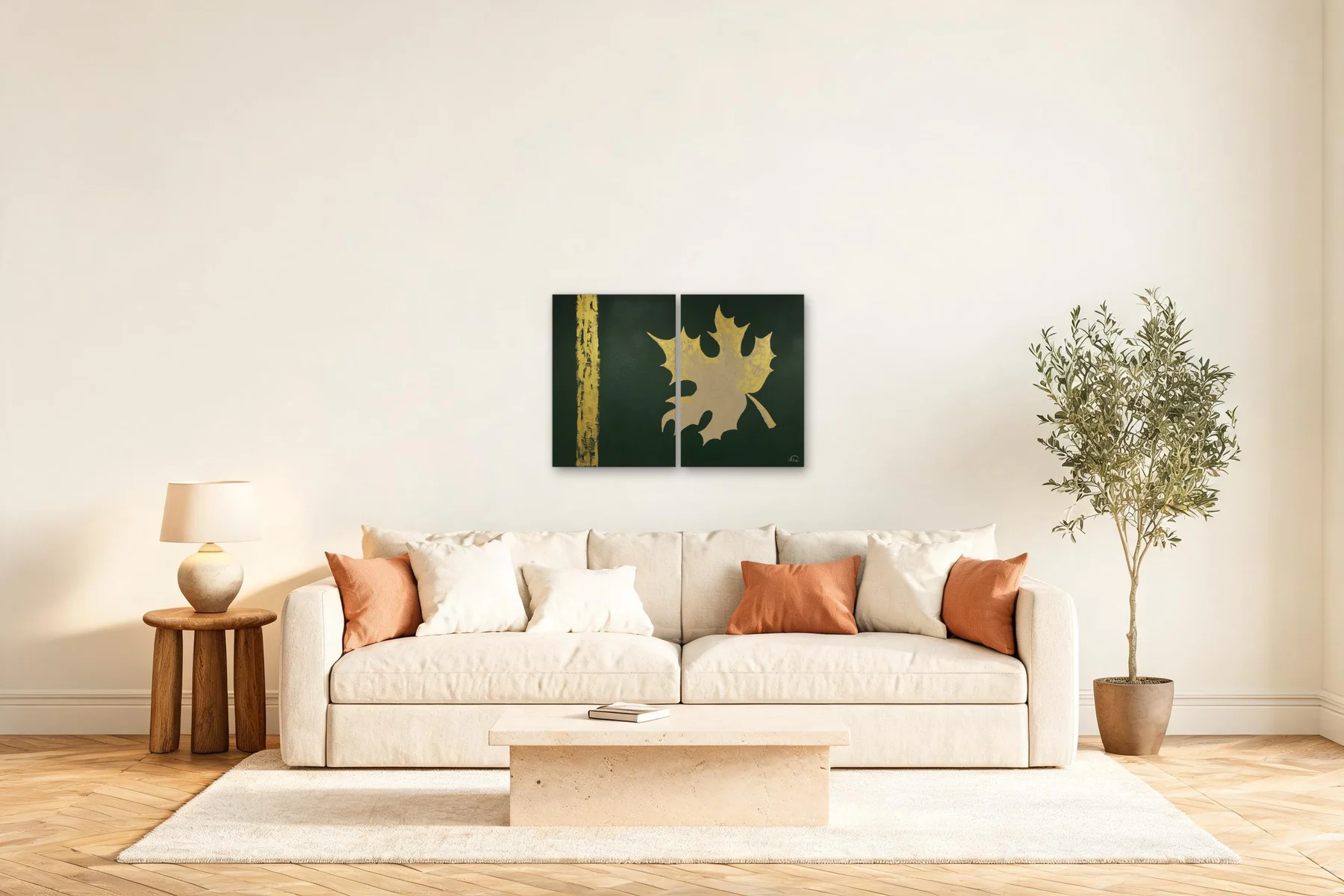 Maple Greenie, díptico, acima de um sofá claro em uma sala de estar com oliveira e luminária