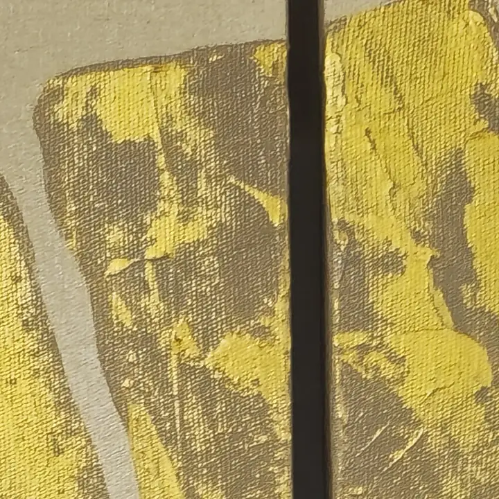 Close do dourado da folha atravessando a junção entre as telas