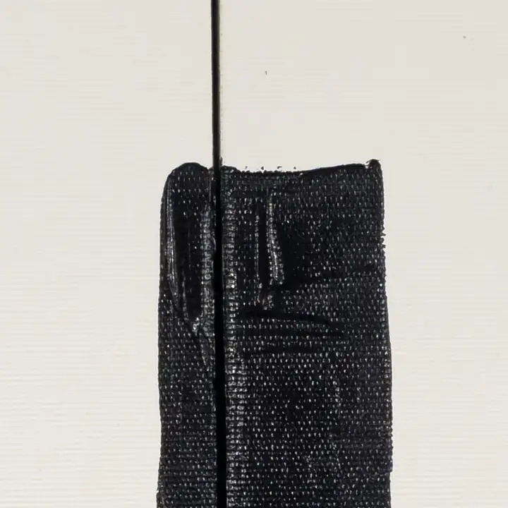 Close da torre mais alta, com a antena fina e a junção entre as telas