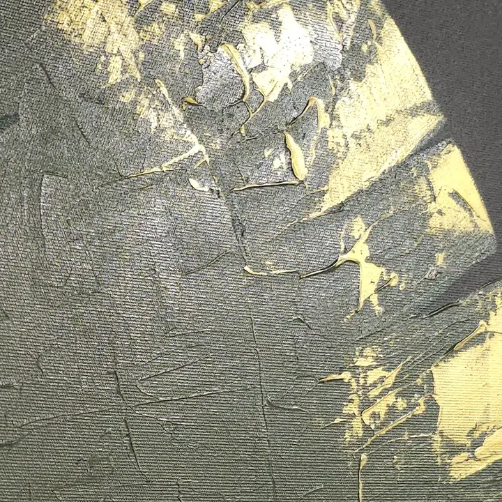 Close do relevo da folha verde com dourado