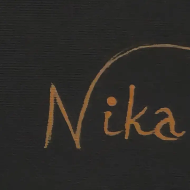 Close da assinatura Nika no canto da tela