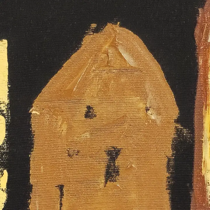 Close da casa em ocre, com o telhado pontudo e as janelas pretas